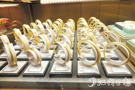 江門多家品牌金店金飾價(jià)格上漲。