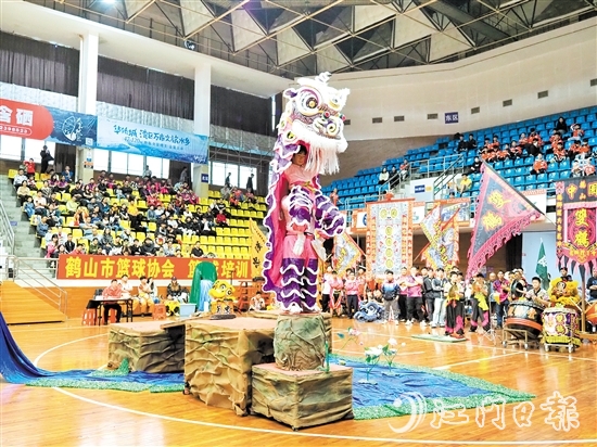 比賽中，各隊(duì)伍發(fā)揮創(chuàng)意，擺設(shè)青陣。