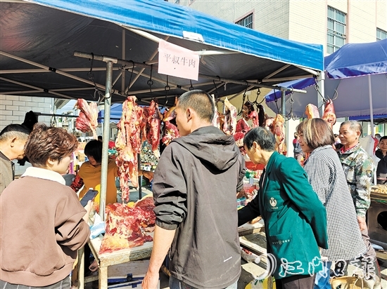 那吉鎮(zhèn)舉辦圩日活動(dòng)，有效推動(dòng)“圩日經(jīng)濟(jì)”發(fā)展。