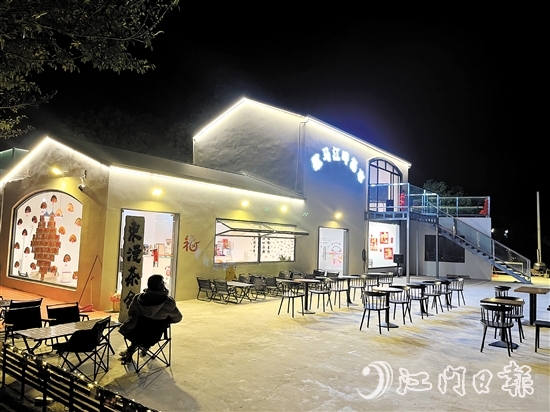 歇馬江畔集市由村集體廢舊物業(yè)改建而成，成為村中的“打卡點(diǎn)”。