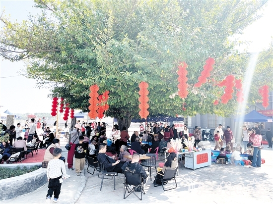 歇馬江畔集市游人如織。