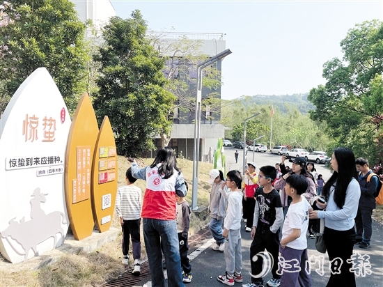 同學(xué)們通過(guò)圖文了解節(jié)氣知識(shí)。