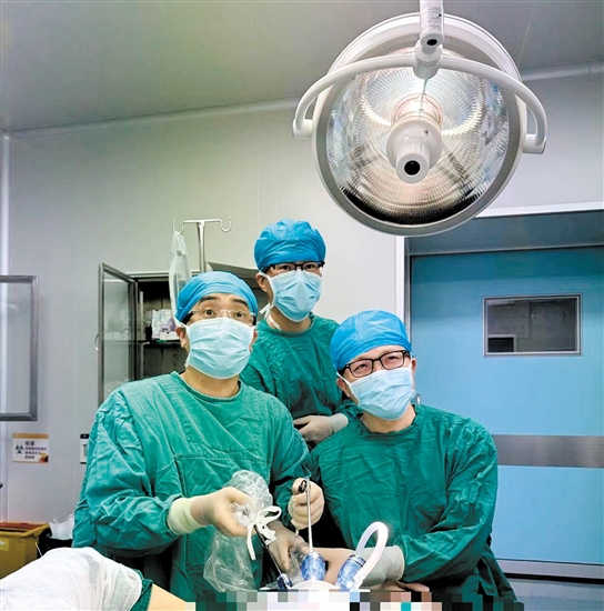 黃暉（左一）擔(dān)任主刀施行腔鏡下乳腺癌手術(shù)。