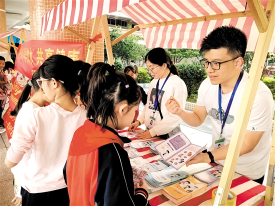 江門(mén)市疾控中心工作人員走進(jìn)校園，科普體重管理知識(shí)。