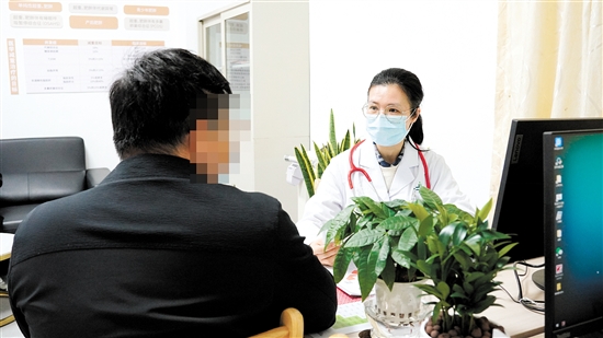 首批來(lái)診群眾進(jìn)行診療體驗(yàn)。