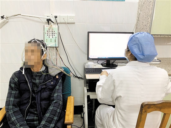 醫(yī)生為患者進行長程視頻腦電圖檢測。