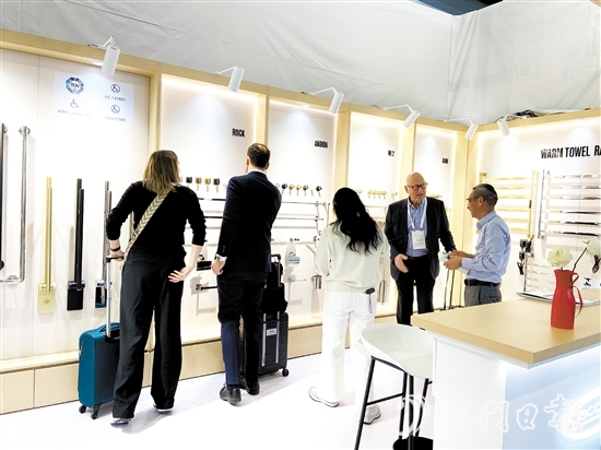 展覽會上，水口衛(wèi)浴企業(yè)以區(qū)域品牌集體亮相，贏得全球客商的廣泛關注。