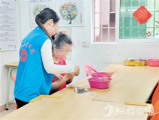 在項目組的用心指導(dǎo)下，小燕的就業(yè)技能越來越嫻熟了。