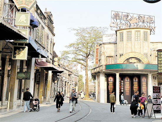 位于江門開平的赤坎華僑古鎮(zhèn)以其僑鄉(xiāng)古騎樓建筑群吸引眾多游客。