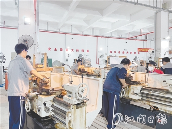 恩平市職業(yè)教育園設(shè)置“校中廠”“廠中?！被旌辖虒W(xué)區(qū)，引入“雙元制”課程體系，爭創(chuàng)開放型區(qū)域產(chǎn)教融合實(shí)踐中心。