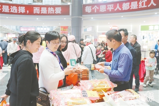 僑胞現(xiàn)場選購恩平農(nóng)產(chǎn)品。