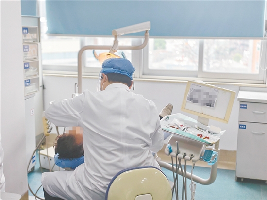 牙齒出現(xiàn)異常疼痛要及時到醫(yī)院檢查。