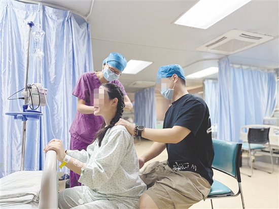 準(zhǔn)爸爸可以在準(zhǔn)媽媽陣痛時給予鼓勵。