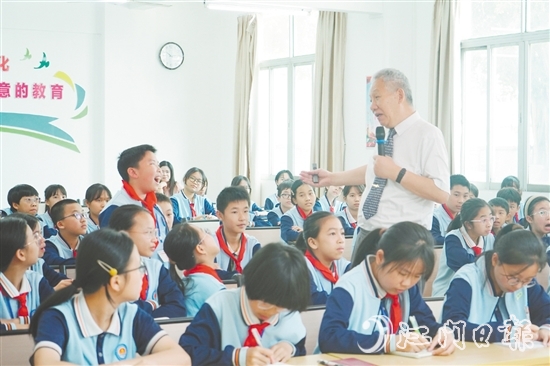 白武明在課堂上與學(xué)生互動。