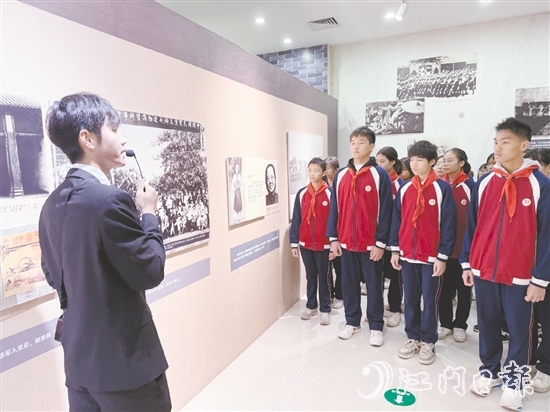 東河中學(xué)學(xué)生走進(jìn)周文雍陳鐵軍烈士紀(jì)念館，聆聽烈士們的革命事跡。