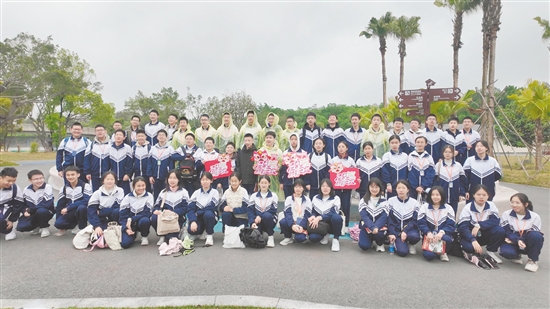 東莞學(xué)子在江門合影。