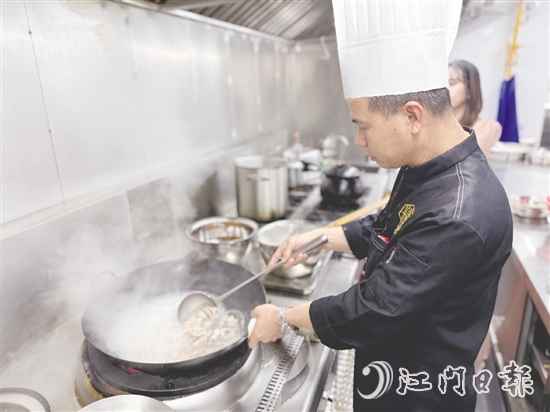 廚師嚴格精選原材料，確保每一道菜品都是選用新鮮地道的食材。