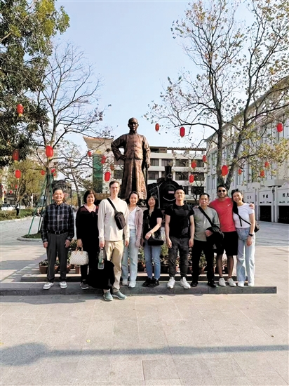 陳宜禧曾孫女陳小紅一家參觀陳宜禧紀(jì)念廣場(chǎng)。受訪者供圖