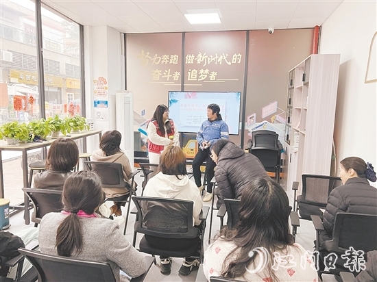 在“蓬友+”海逸城邦站，篁莊社區(qū)邀請環(huán)衛(wèi)工人等不同職業(yè)群體代表分享家風(fēng)故事。