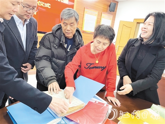 年逾古稀的旅委僑胞吳金葉、鄭碧云伉儷將各種史料用文件夾分門別類整理好，轉交給恩平市僑聯。