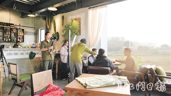 伍浩嶸（左一）與團(tuán)隊(duì)成員在拍攝短片中。