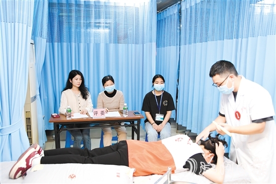 比賽中，選手們進(jìn)行了針刺、推拿、拔罐、刮痧、艾灸5項(xiàng)中醫(yī)藥適宜技術(shù)的較量。