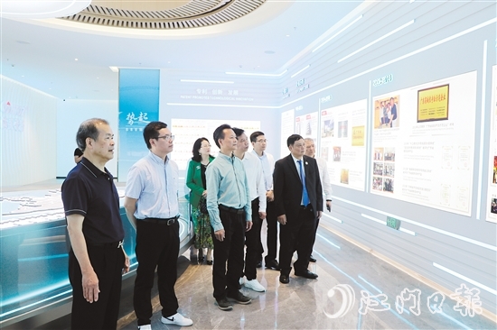 梁煥平（左一）組織商會會員回鄉(xiāng)，鄉(xiāng)親參觀考察恩平市麥克風(fēng)代表企業(yè)。