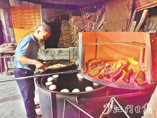 新鮮出爐的恩平燒餅，是恩平人念念不忘的家鄉(xiāng)味道。