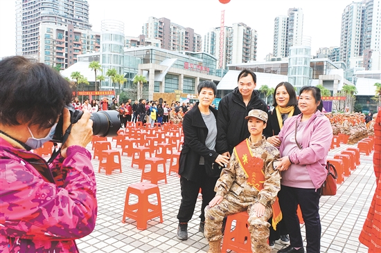 入伍新兵出發(fā)前身著軍裝與家人合影留念。