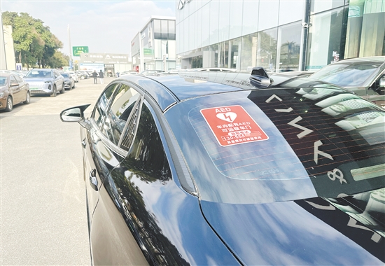 黃先生將AED掛在駕駛座后方，并貼上了醒目的提示標(biāo)簽。