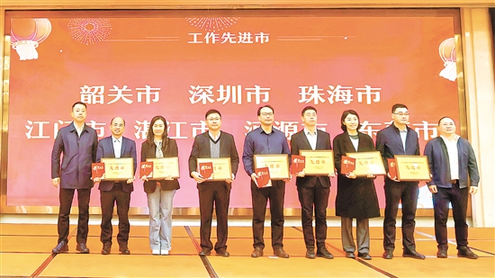 江門市第三人民醫(yī)院黨委書記梁先鋒（左四）代表領(lǐng)獎。