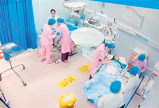 產(chǎn)婦被緊急送入搶救室，破水3分鐘后寶寶平安誕生。