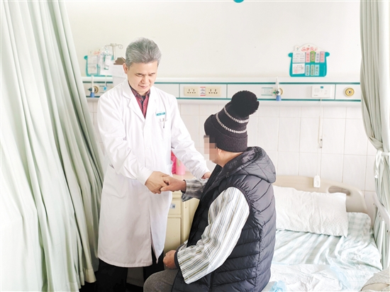 醫(yī)生對(duì)患者進(jìn)行檢查。