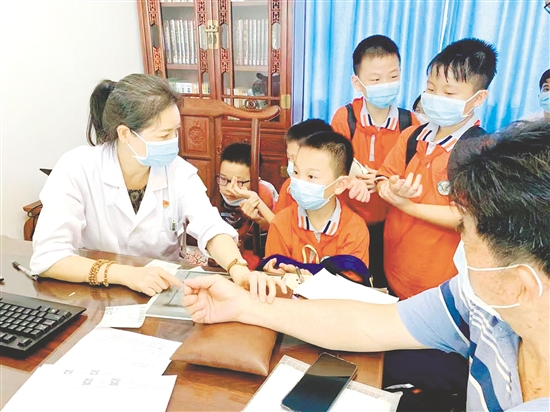 “五邑小郎中”學習中醫(yī)把脈。