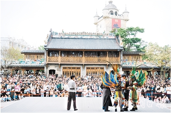 赤坎華僑古鎮(zhèn)日超50場精彩演出讓游客樂不思蜀。