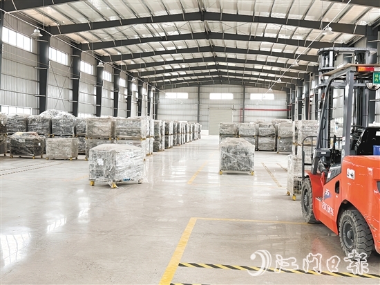 橋新村主動聯(lián)合其他村，投入約210萬元合作建設(shè)2000平方米現(xiàn)代化標(biāo)準(zhǔn)廠房。