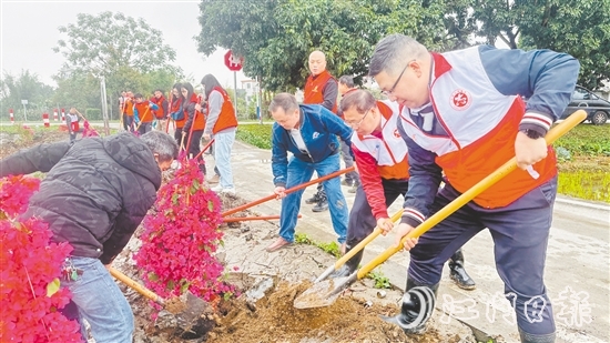 黨員干部、村民代表合力栽下樹苗，為公路沿線增添一抹生機(jī)。
