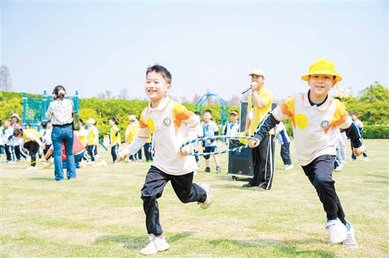 學(xué)生在長(zhǎng)廊生態(tài)園開(kāi)展研學(xué)活動(dòng)。