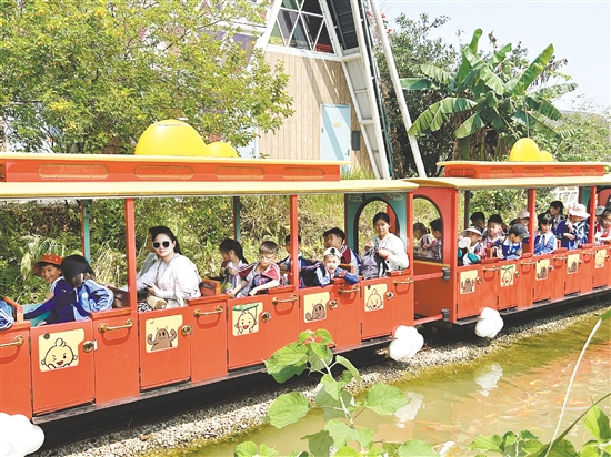 佛山學(xué)子到江門(mén)古勞水鄉(xiāng)旅游區(qū)開(kāi)展研學(xué)活動(dòng)。