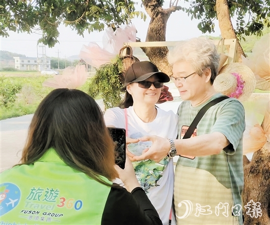 港澳游客來到臺(tái)山鄉(xiāng)村旅游，并合影留念。