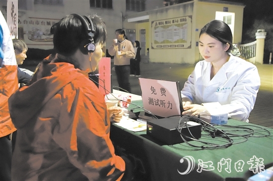 活動(dòng)免費(fèi)為群眾提供量血壓、測(cè)血糖、中醫(yī)診療保健、口腔檢查、聽力檢測(cè)等多項(xiàng)服務(wù)。