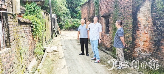 李科華（中間白衣者）在基層走訪調(diào)研，奔走在矛盾糾紛化解的“最前線”。