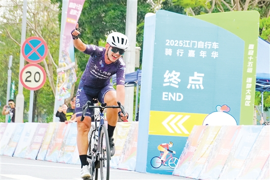 男子精英組第一名沖線(xiàn)。郭永樂(lè)