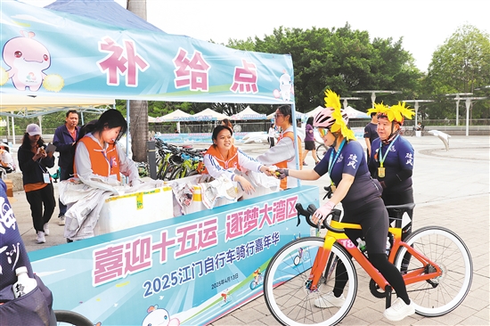 補(bǔ)充能量再出發(fā)！志愿者為騎手送上補(bǔ)給品。任佳燕