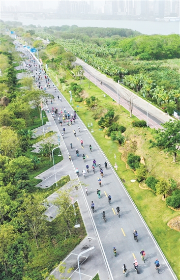 綠樹(shù)掩映、西江碧波……騎行嘉年華展現(xiàn)出江門(mén)詩(shī)意棲居、活力澎湃的另一面。郭永樂(lè)