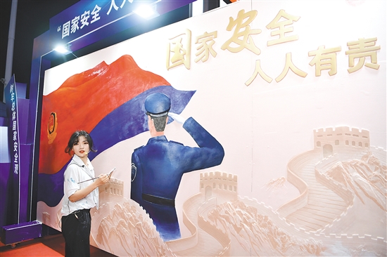 2022年，我市邀請知名壁畫師張麗佳在大型商超現(xiàn)場創(chuàng)作了一幅2.44米高的巨型浮雕壁畫——《國家安全人人有責(zé)》。