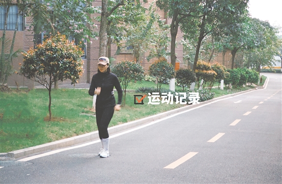 阿鈺跑步注重正確姿勢(shì)和持續(xù)堅(jiān)持。