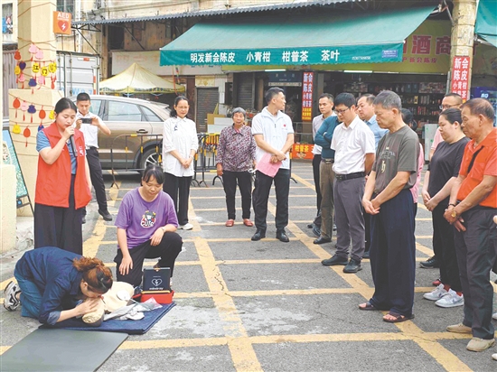 裝機(jī)儀式現(xiàn)場(chǎng)舉辦了救護(hù)培訓(xùn)班，幫助群眾熟練掌握心肺復(fù)蘇和AED使用等救護(hù)技能。