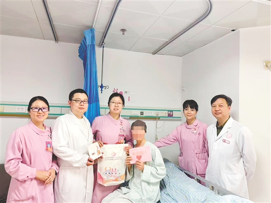 結(jié)束了最后一次化療，李女士收到了粉紅色的“抗癌畢業(yè)證書(shū)”。