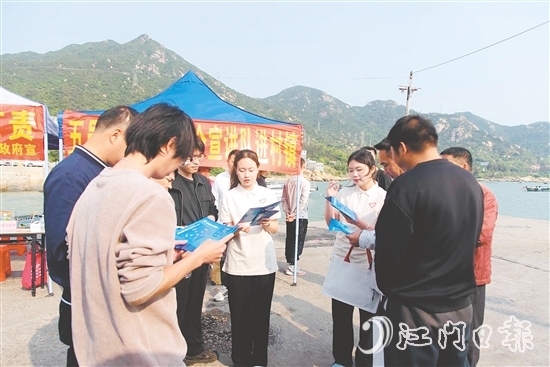 五邑青年國家安全宣講隊(duì)向漁民講解國家安全知識(shí)。